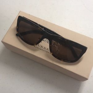 Burberry Women sunglasses(brand new, box included)